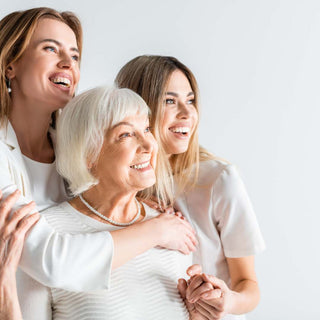 Des idées cadeaux pour la fête des mère et des grands mères. Photo de trois générations de femmes.